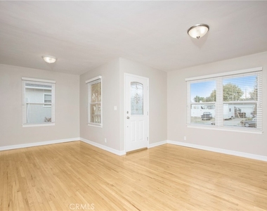 712 E Alder - Photo Thumbnail 3