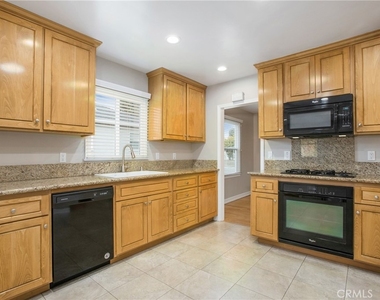 712 E Alder - Photo Thumbnail 6