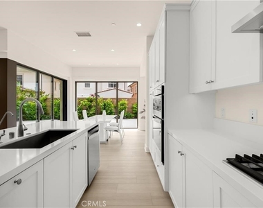 109 Plum Lily - Photo Thumbnail 16