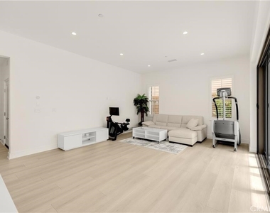 109 Plum Lily - Photo Thumbnail 19