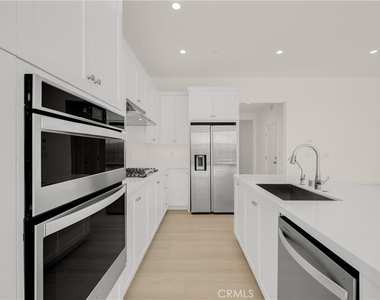 109 Plum Lily - Photo Thumbnail 15