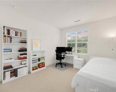 109 Plum Lily - Photo Thumbnail 29