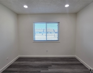 5475 Cajon - Photo Thumbnail 8