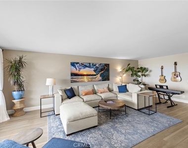 320 Encino Lane - Photo Thumbnail 5