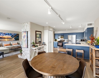 320 Encino Lane - Photo Thumbnail 13