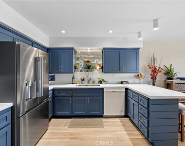320 Encino Lane - Photo Thumbnail 10