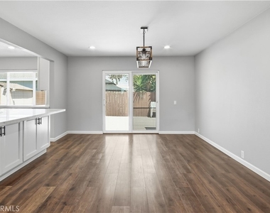 2367 Golden Avenue - Photo Thumbnail 6
