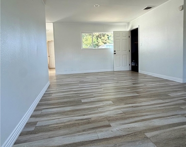 2075 Rialto Ave - Photo Thumbnail 7