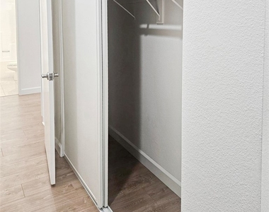 518 E Valencia - Photo Thumbnail 13