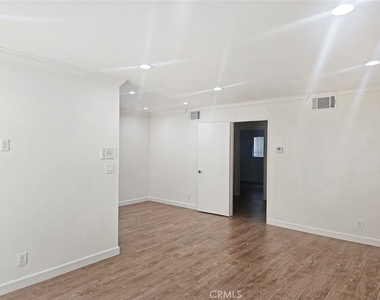 518 E Valencia - Photo Thumbnail 2