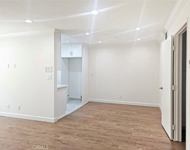 518 E Valencia - Photo Thumbnail 3