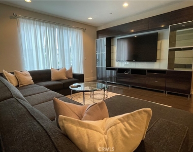 1411 N Detroit - Photo Thumbnail 11