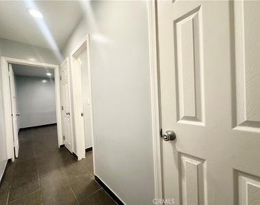 15746 1/2 Magnolia Boulevard - Photo Thumbnail 2