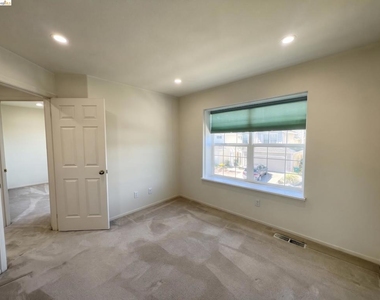 70 Seabreeze Dr - Photo Thumbnail 24