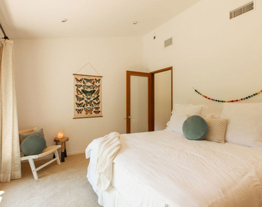 3626 Mandeville Canyon Road - Photo Thumbnail 31