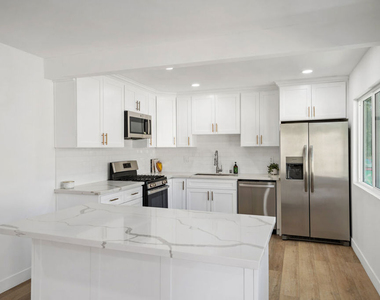 733 N Hayworth Avenue - Photo Thumbnail 14