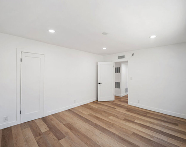 733 N Hayworth Avenue - Photo Thumbnail 20