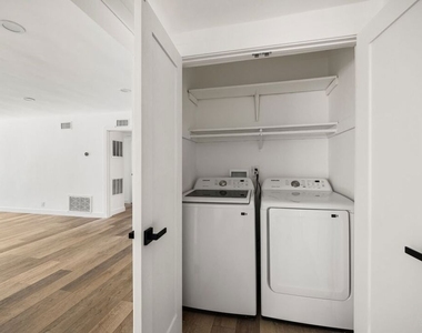 733 N Hayworth Avenue - Photo Thumbnail 4