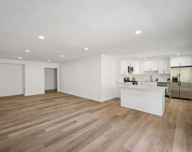 733 N Hayworth Avenue - Photo Thumbnail 10