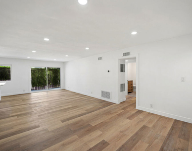 733 N Hayworth Avenue - Photo Thumbnail 16