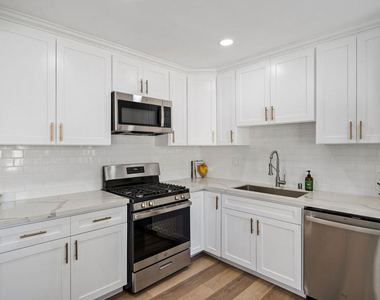 733 N Hayworth Avenue - Photo Thumbnail 13