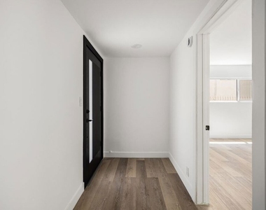 733 N Hayworth Avenue - Photo Thumbnail 3