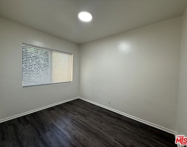 3117 W 36th Street - Photo Thumbnail 6