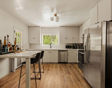 4442 Beeman Avenue - Photo Thumbnail 5