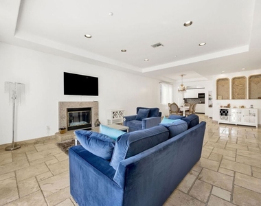 11952 Montana Avenue - Photo Thumbnail 11