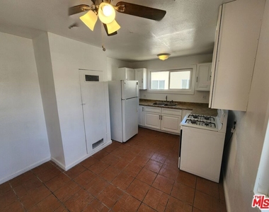 1499 W 35th Place - Photo Thumbnail 5