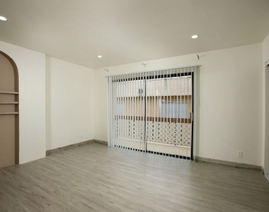10214 Samoa Avenue - Photo Thumbnail 6
