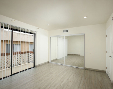 10214 Samoa Avenue - Photo Thumbnail 7