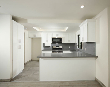 10214 Samoa Avenue - Photo Thumbnail 4