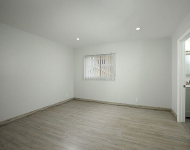 10214 Samoa Avenue - Photo Thumbnail 9