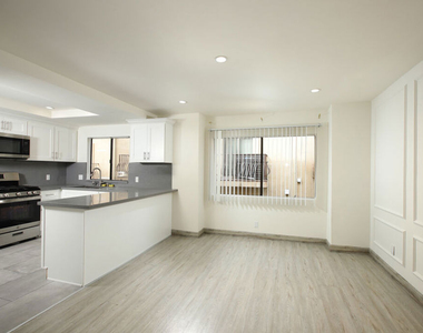 10214 Samoa Avenue - Photo Thumbnail 1