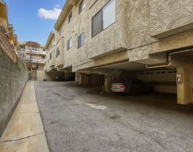 10214 Samoa Avenue - Photo Thumbnail 16