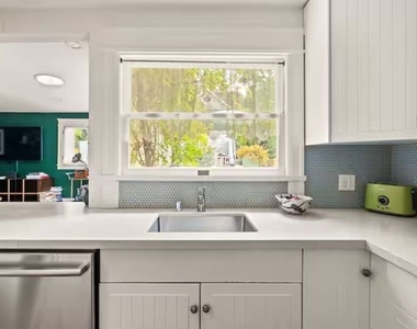 1315 Calumet Avenue - Photo Thumbnail 10