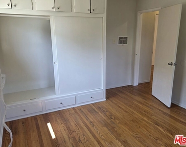 1532 N Harvard Boulevard - Photo Thumbnail 9