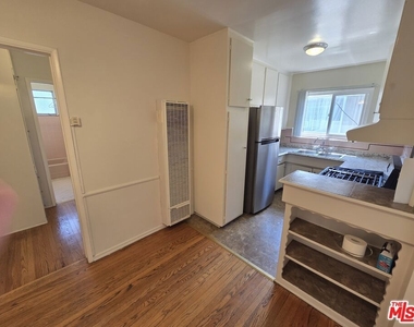 1532 N Harvard Boulevard - Photo Thumbnail 4