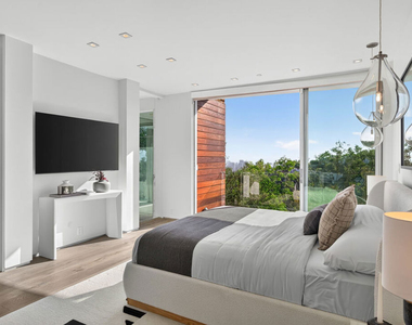 8760 Hollywood Boulevard - Photo Thumbnail 19