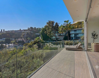 8760 Hollywood Boulevard - Photo Thumbnail 14