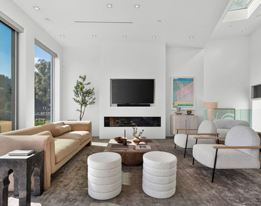 8760 Hollywood Boulevard - Photo Thumbnail 5
