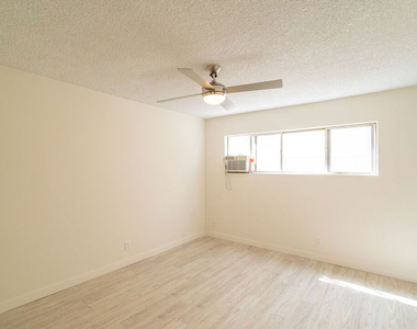 7548 W Hampton Avenue - Photo Thumbnail 13