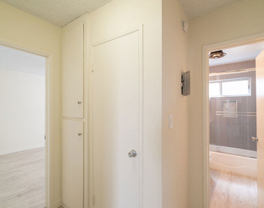7548 W Hampton Avenue - Photo Thumbnail 12