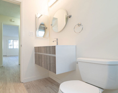 7548 W Hampton Avenue - Photo Thumbnail 23
