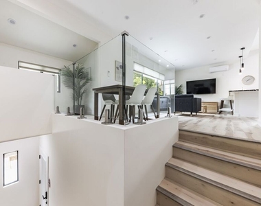 9024 Phyllis Avenue - Photo Thumbnail 6