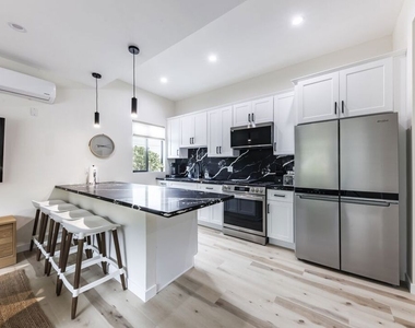 9024 Phyllis Avenue - Photo Thumbnail 4