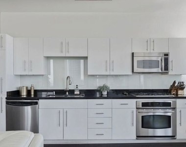 1100 Wilshire Boulevard - Photo Thumbnail 2