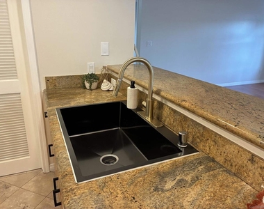 150 N River Circle - Photo Thumbnail 4