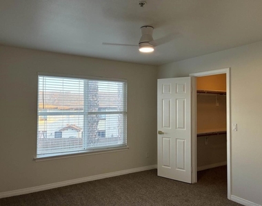 150 N River Circle - Photo Thumbnail 18